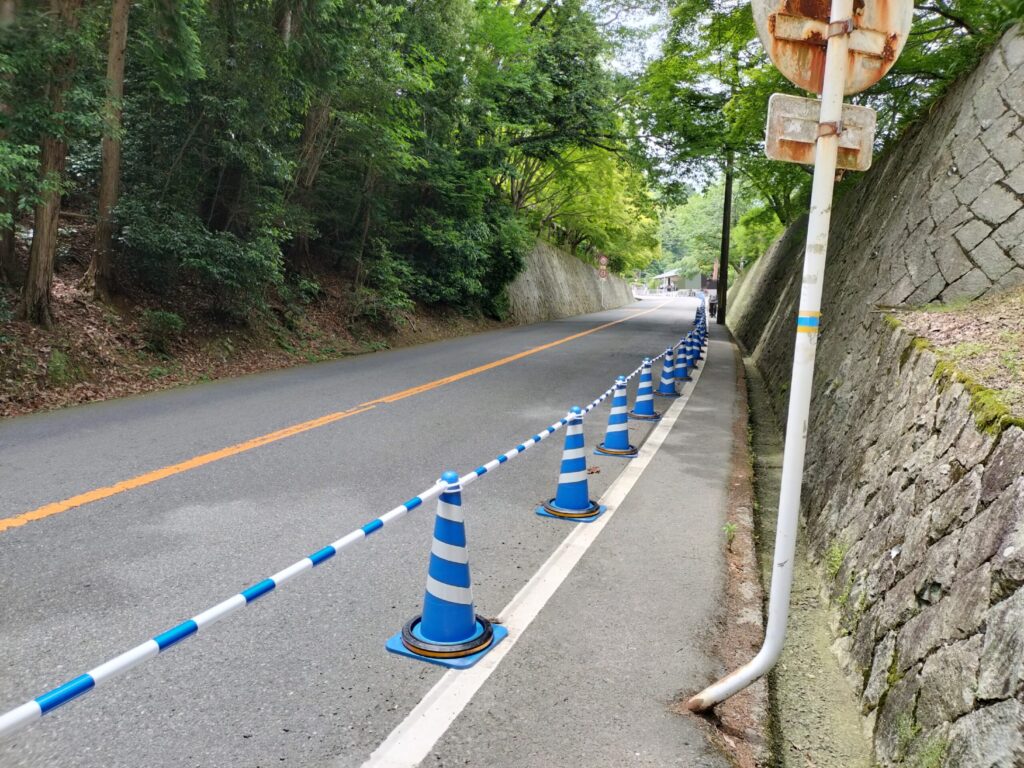 勝尾寺に続くコーン沿いの道