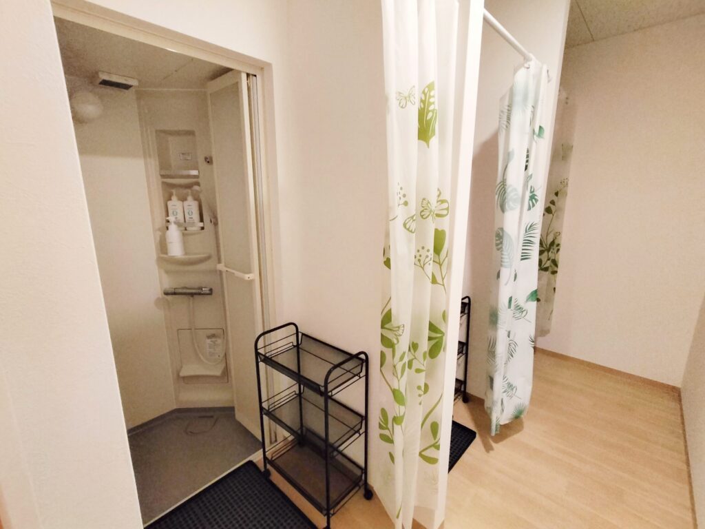 シャワーカーテンで仕切られたシャワールーム