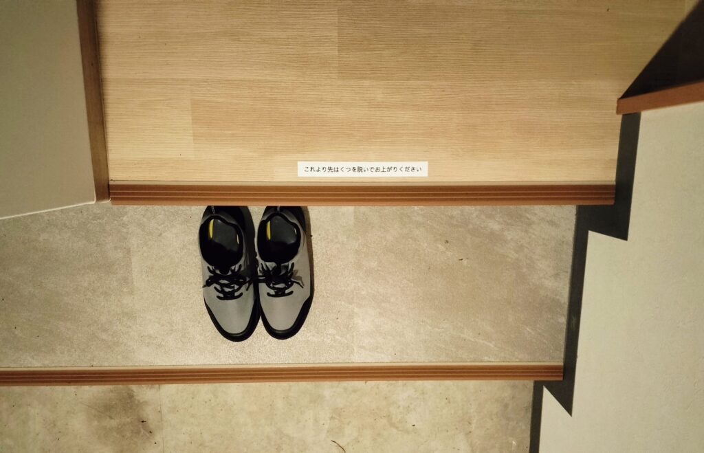 シャワールーム靴置き場