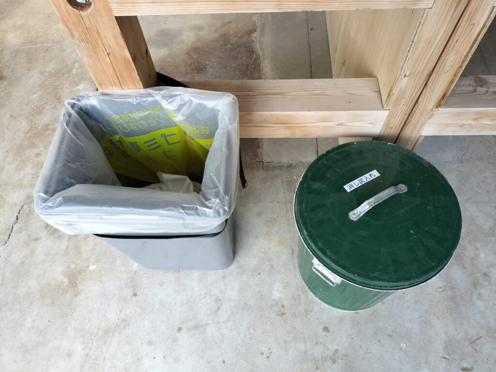 炭入れ・ゴミ箱