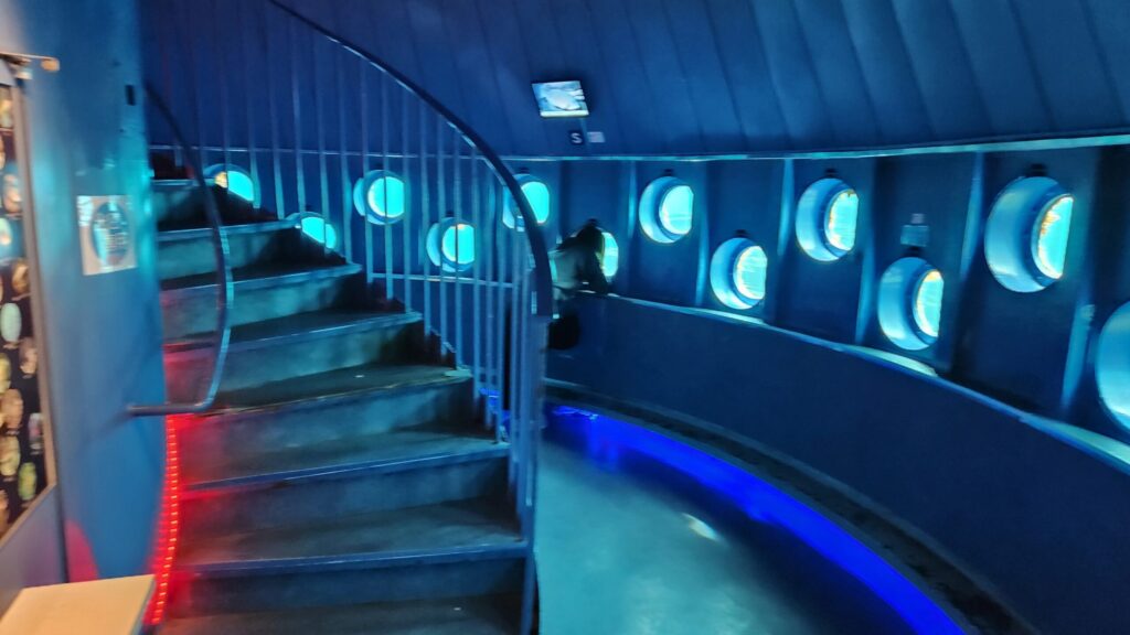 海中展望塔の内部