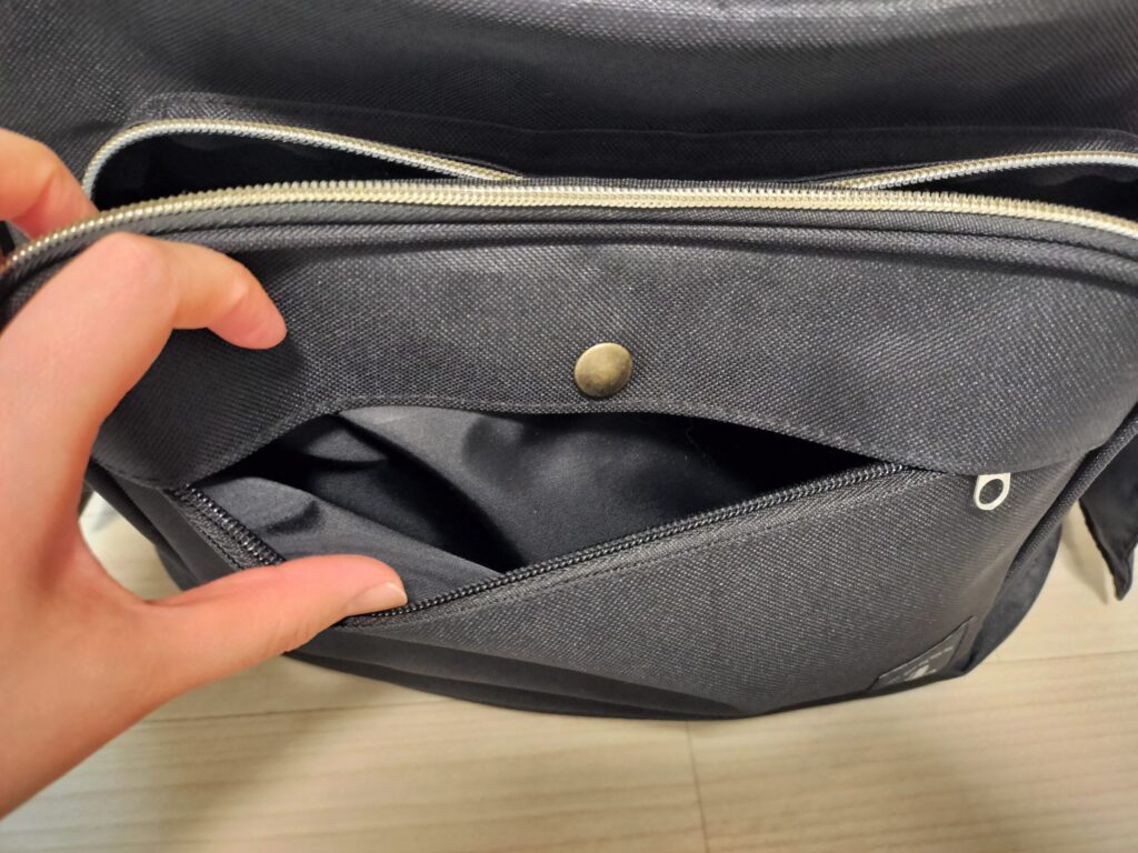 もう一つの正面ポケット