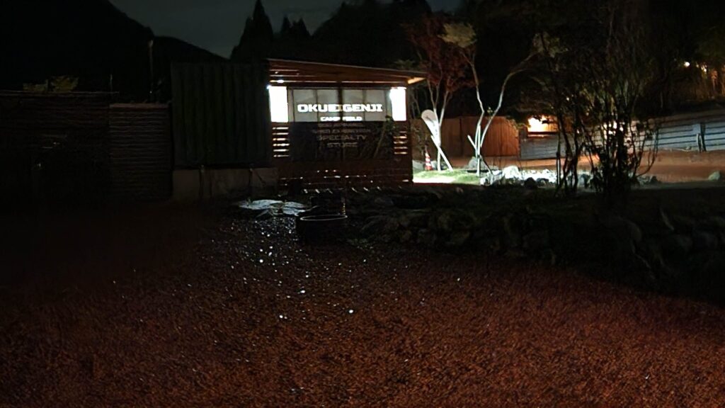 夜のキャンプ場